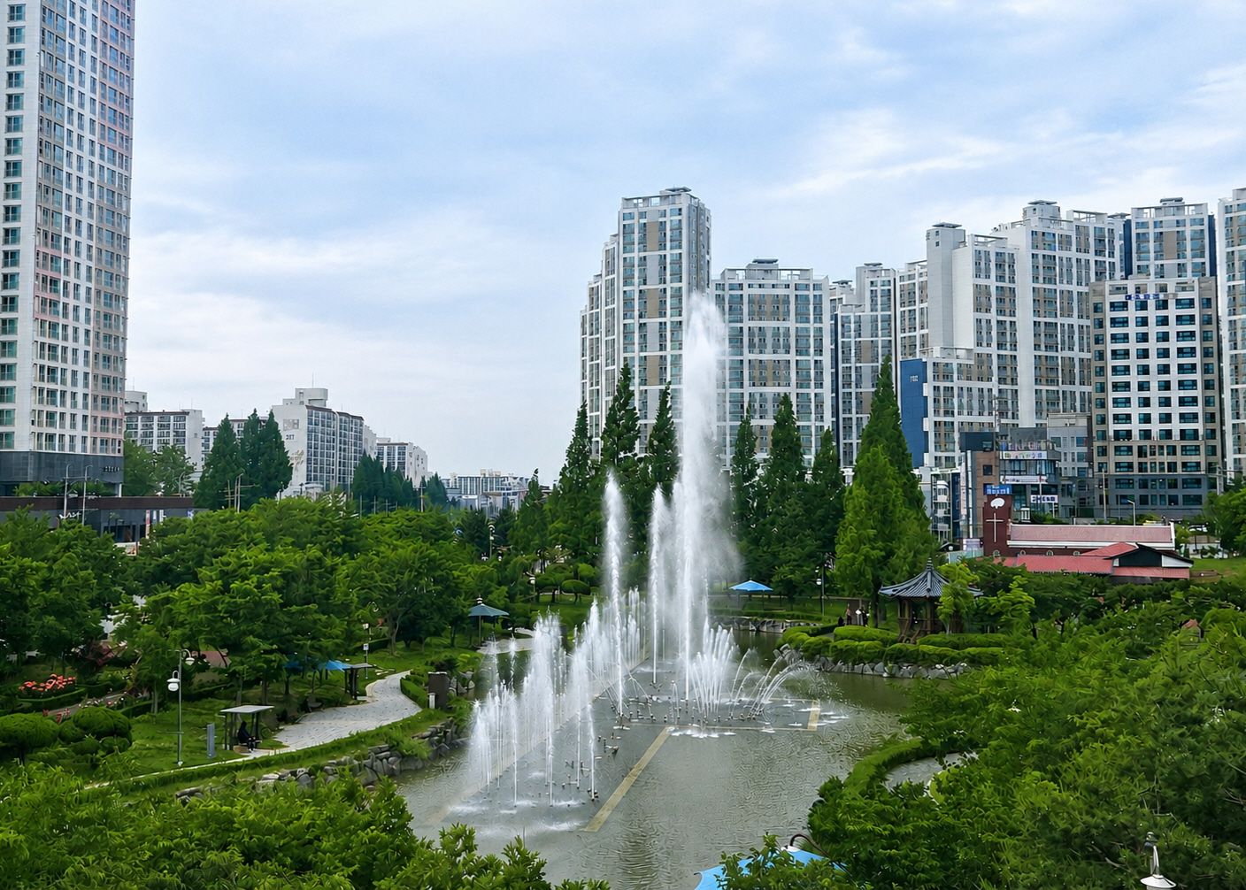 1_시원한 물줄기 뿜는다_익산 공원 분수대 전격 가동(중앙체육공원)